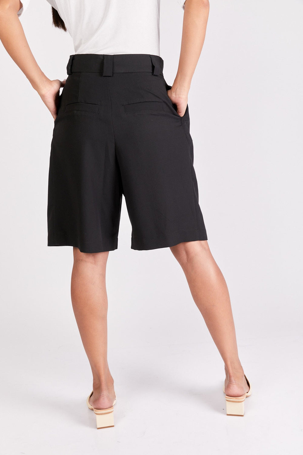 מכנסי ברמודה מחוייטים בצבע שחור - Moi Collection
