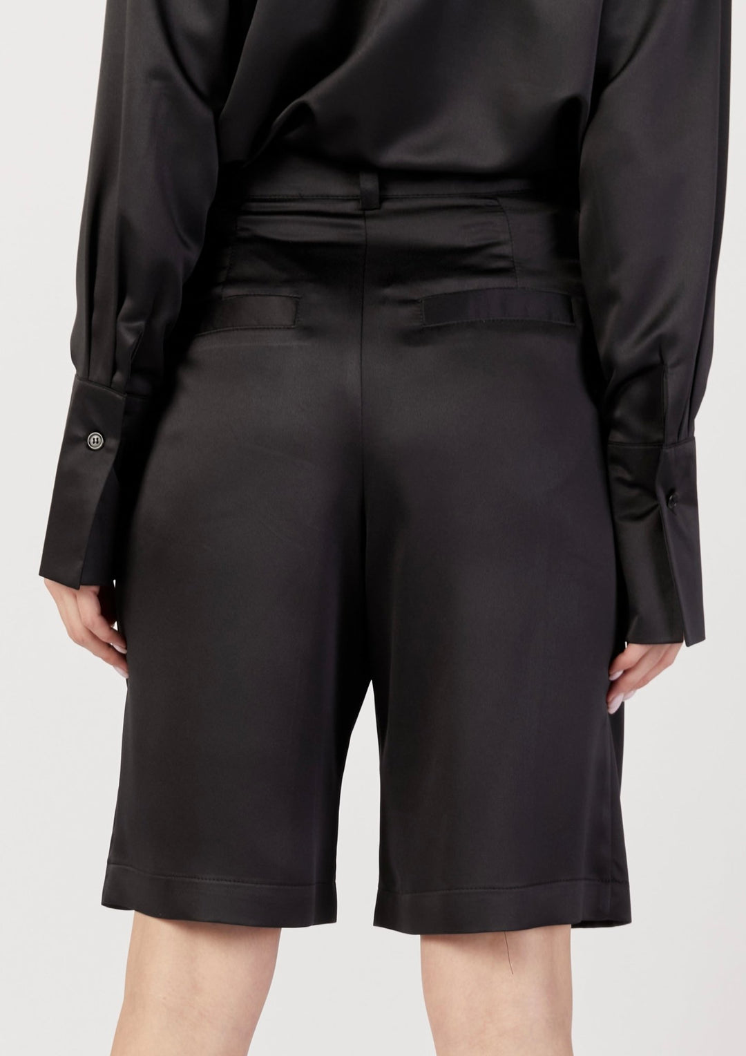 מכנסי ברמודה שחורים בגזרה גבוהה - Moi Collection