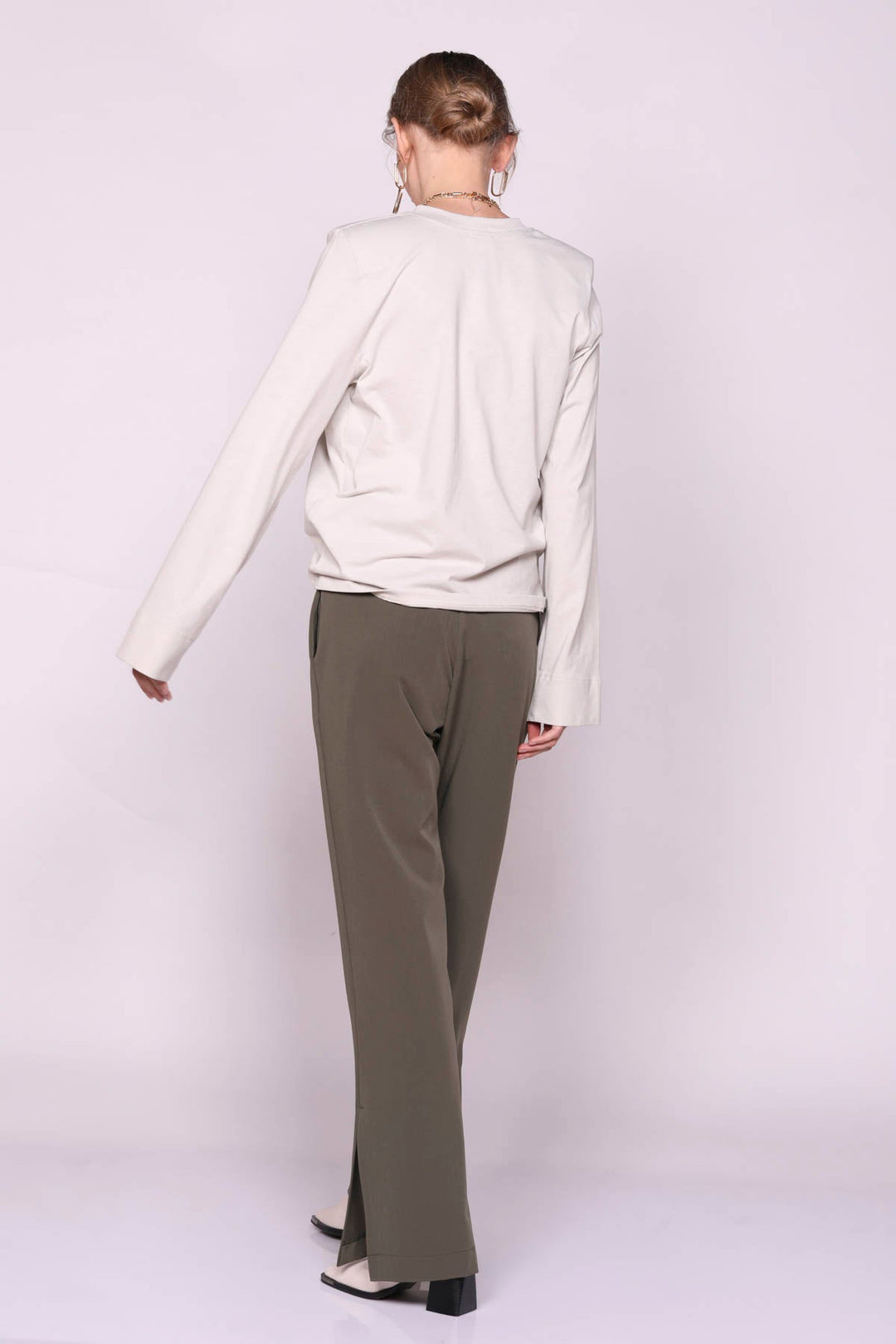 מכנסי קרוז מחוייטים בצבע זית - Razili Studio