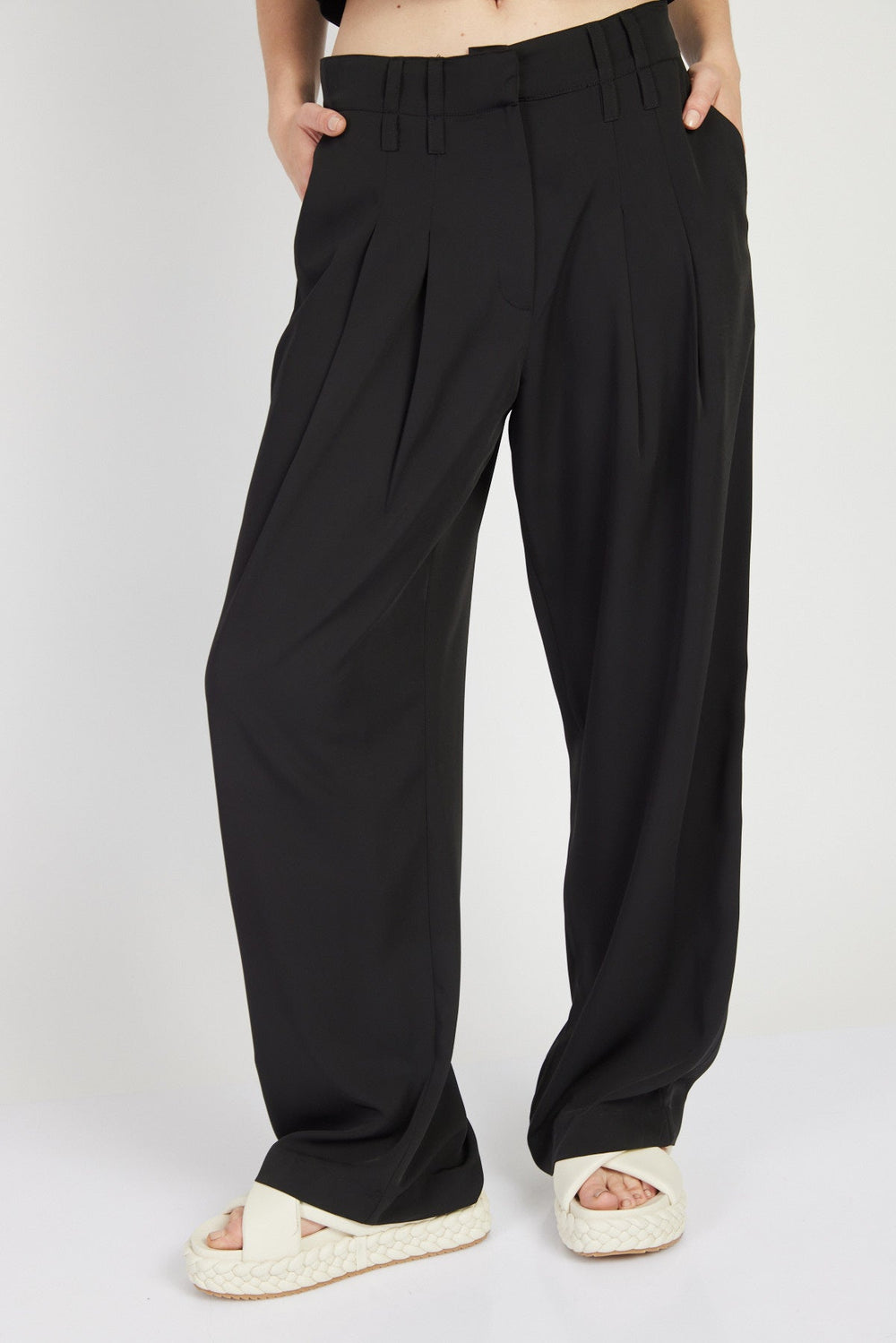 מכנסי מישל מחוייטים בגזרה רחבה בצבע שחור - Julliet
