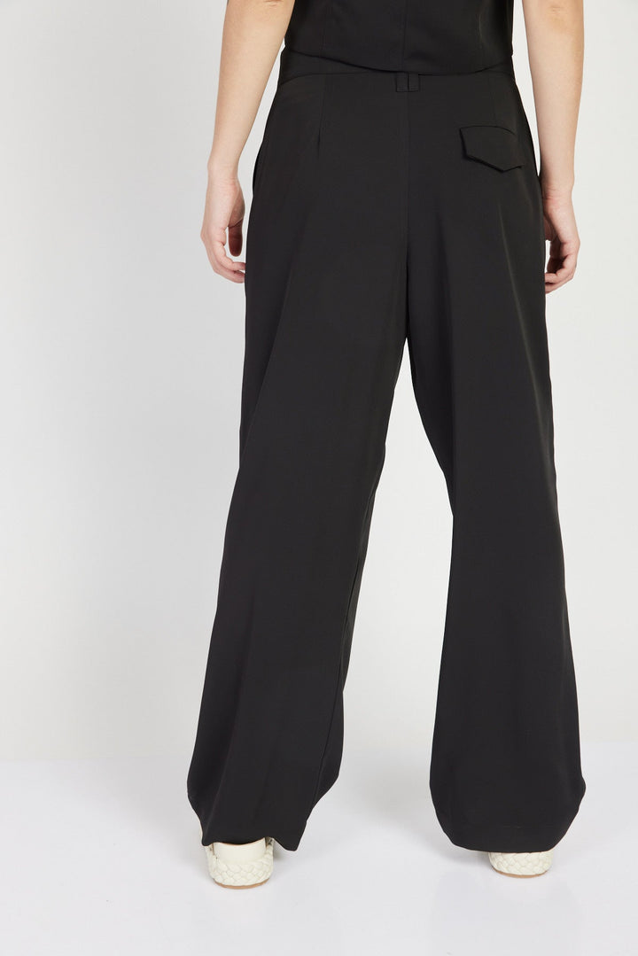 מכנסי מישל מחוייטים בגזרה רחבה בצבע שחור - Julliet