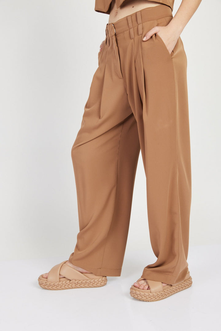 מכנסי מישל מחוייטים בגזרה רחבה בצבע חום' - Julliet