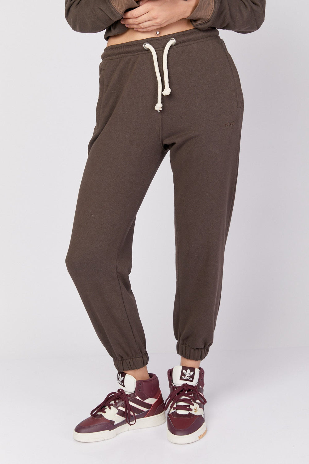מכנסי טרנינג בצבע חום - Moi Collection