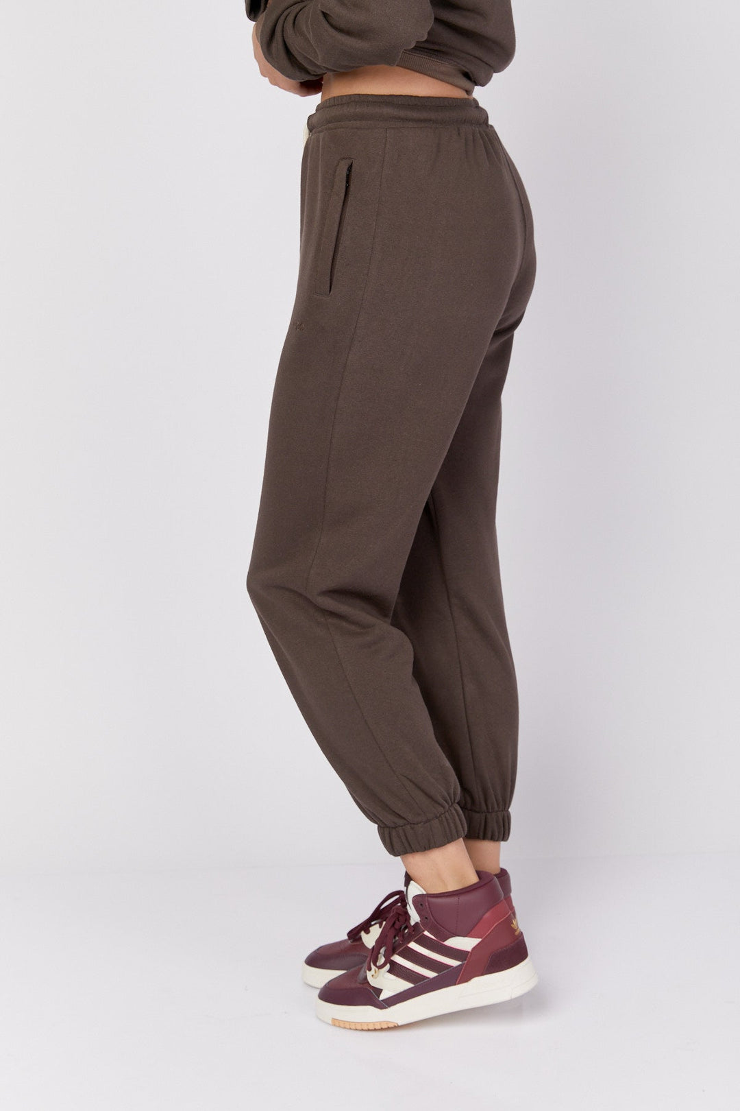 מכנסי טרנינג בצבע חום - Moi Collection