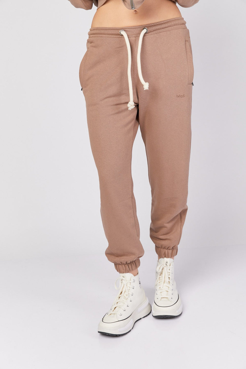מכנסי טרנינג בצבע חום בהיר - Moi Collection
