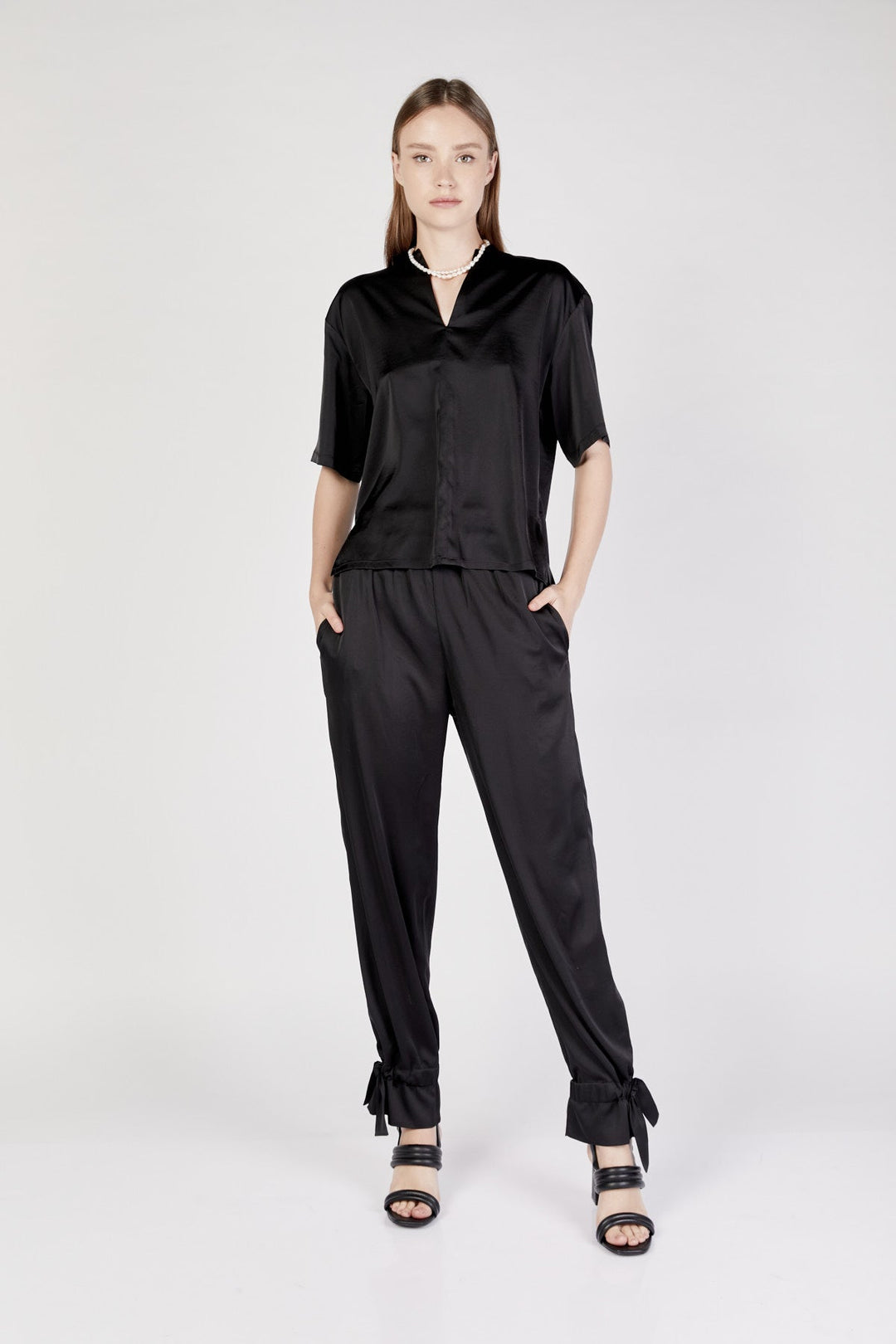 מכנסי סאטן בצבע שחור עם קשירה בקרסול - Razili Studio
