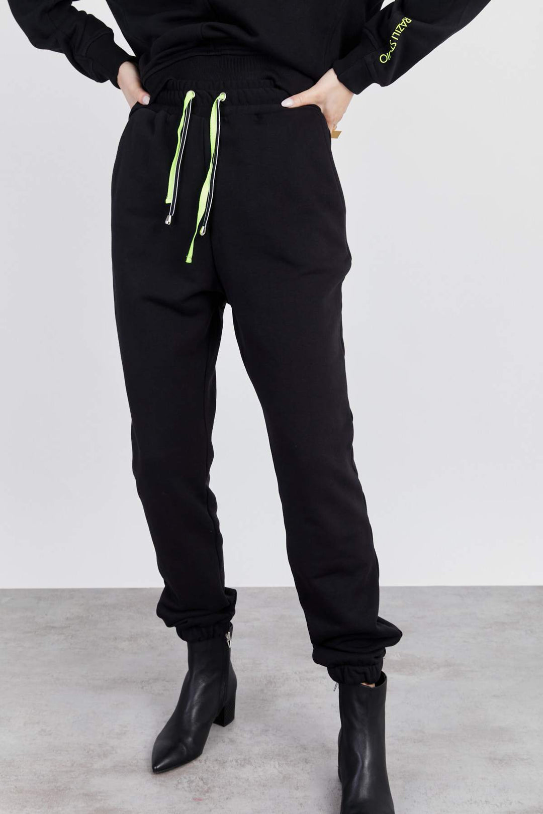 מכנסי סוויט בצבע שחור - Razili Studio