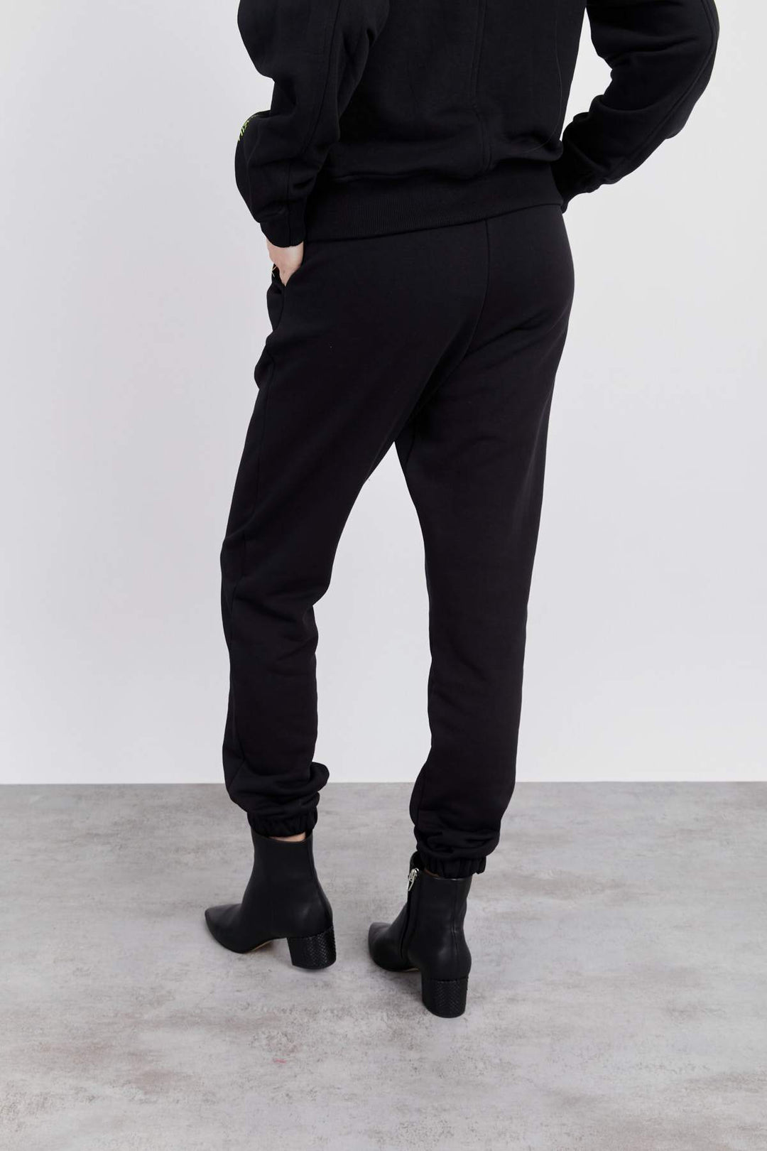 מכנסי סוויט בצבע שחור - Razili Studio