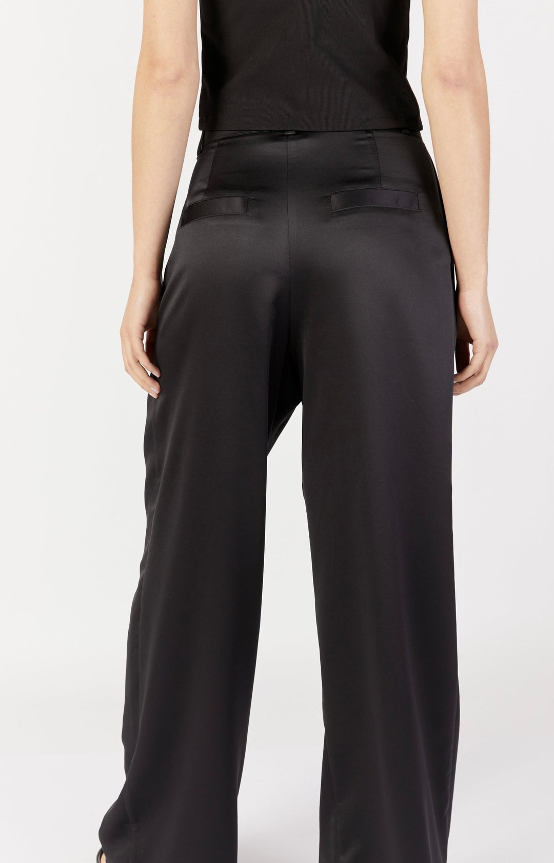 מכנסיים מחוייטים משוחררים בצבע שחור - Moi Collection