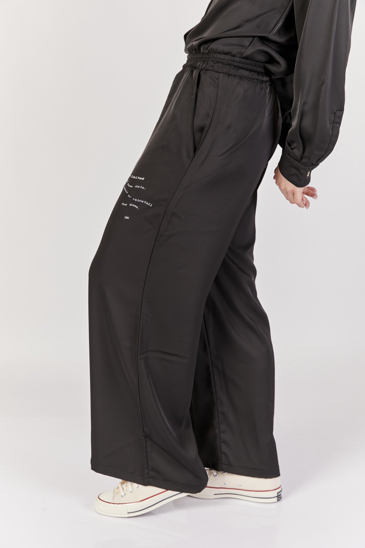 מכנסיים רחבים דיסקונקטד בצבע שחור - Kesh Limited