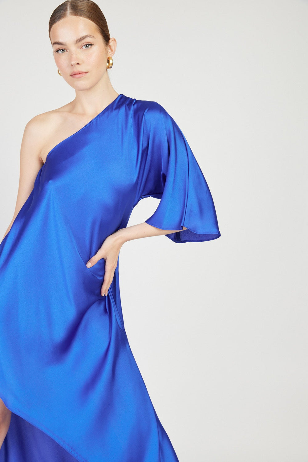 שמלה אסימטרית שרוול קצר נרסיק בצבע כחול רויאל - Dana Sidi