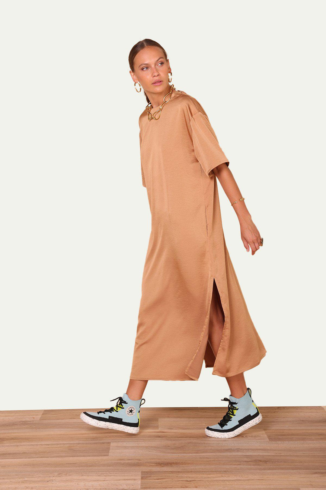 שמלת טי שירט שיקגו בצבע מוקה - Razili Studio