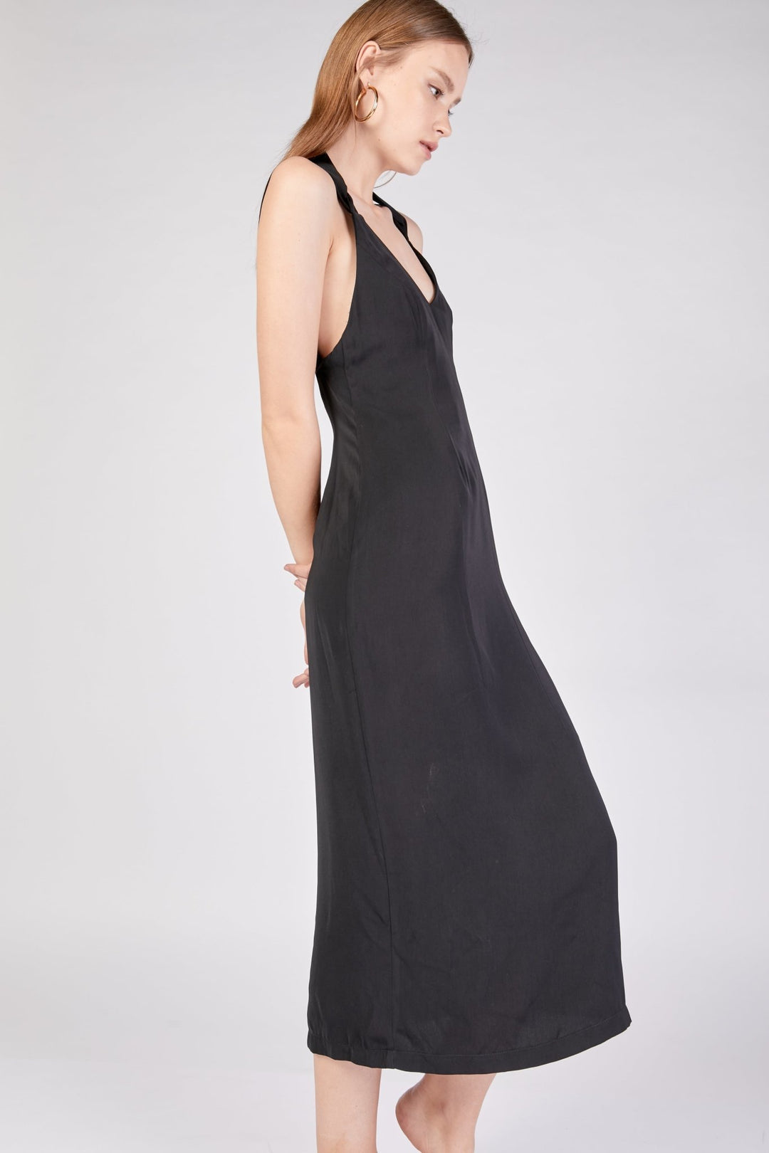 שמלת קלאסיק מידי בצבע שחור - Moi Collection