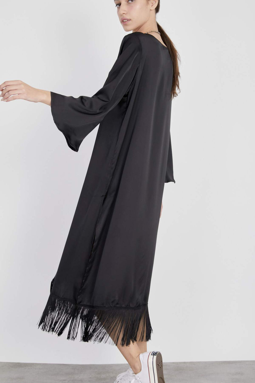 שמלת מכפלת פרנזים שחורה - Ayelet Weinman