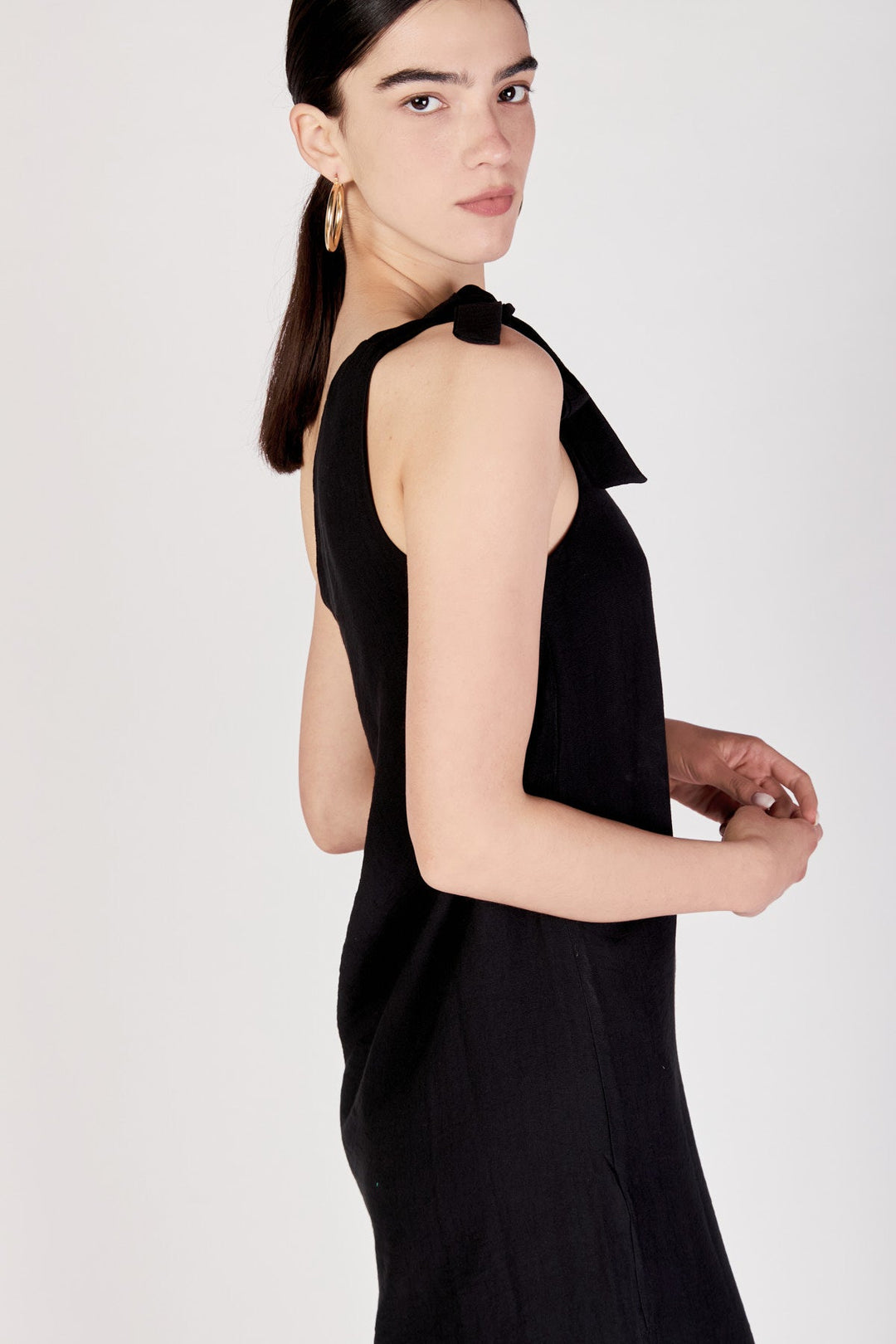 שמלת מידי סופיה אסימטרית בצבע שחור - Ella Levy