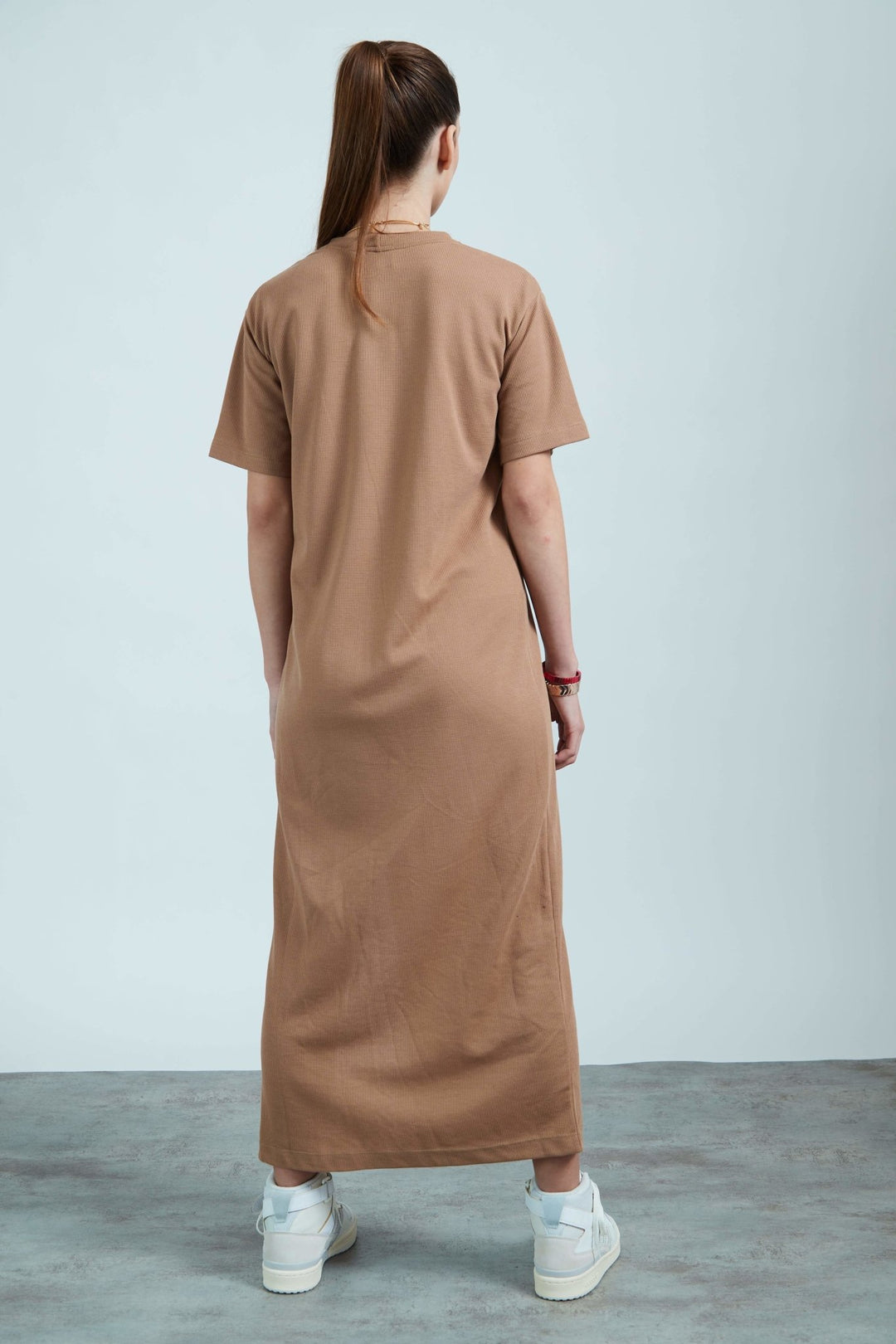 שמלת מידי וופל בצבע חום - Moi Collection