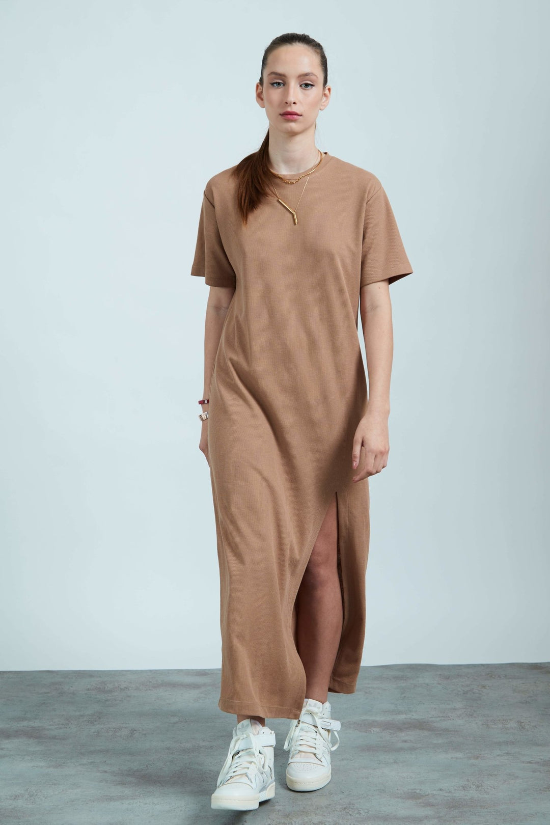 שמלת מידי וופל בצבע חום - Moi Collection