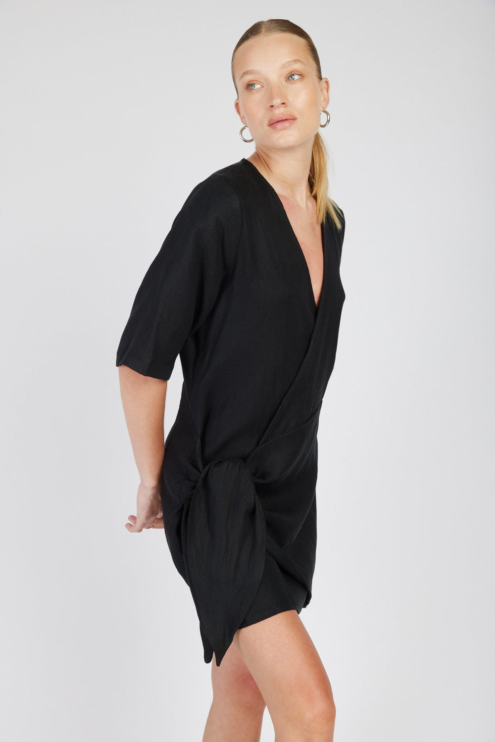 שמלת מיני מעטפת דולן בצבע שחור - Moi Collection