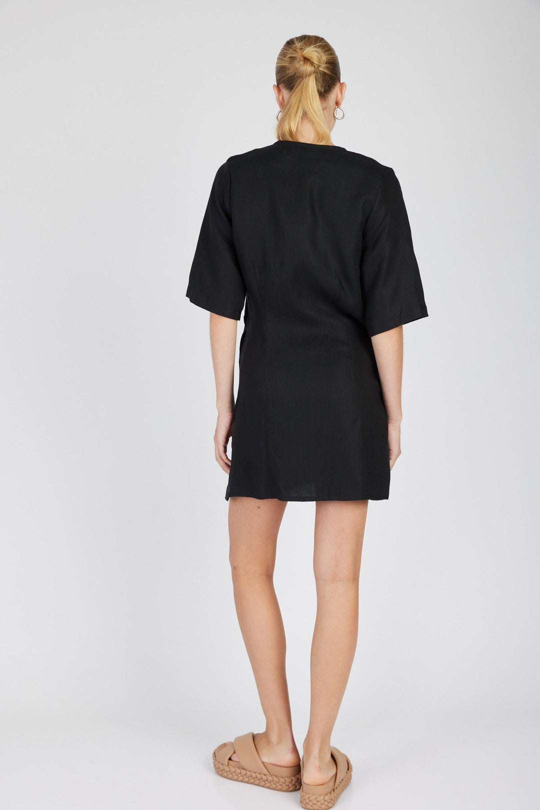 שמלת מיני מעטפת דולן בצבע שחור - Moi Collection