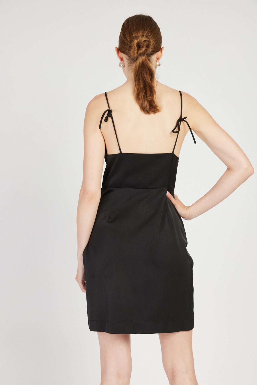 שמלת מיני מעטפת צוף בצבע שחור - House Of Jaffa X Razili