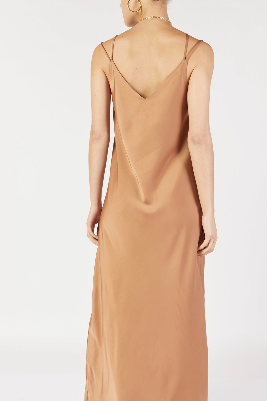 שמלת מקסי סאטן בצבע קאמל - Moi Collection