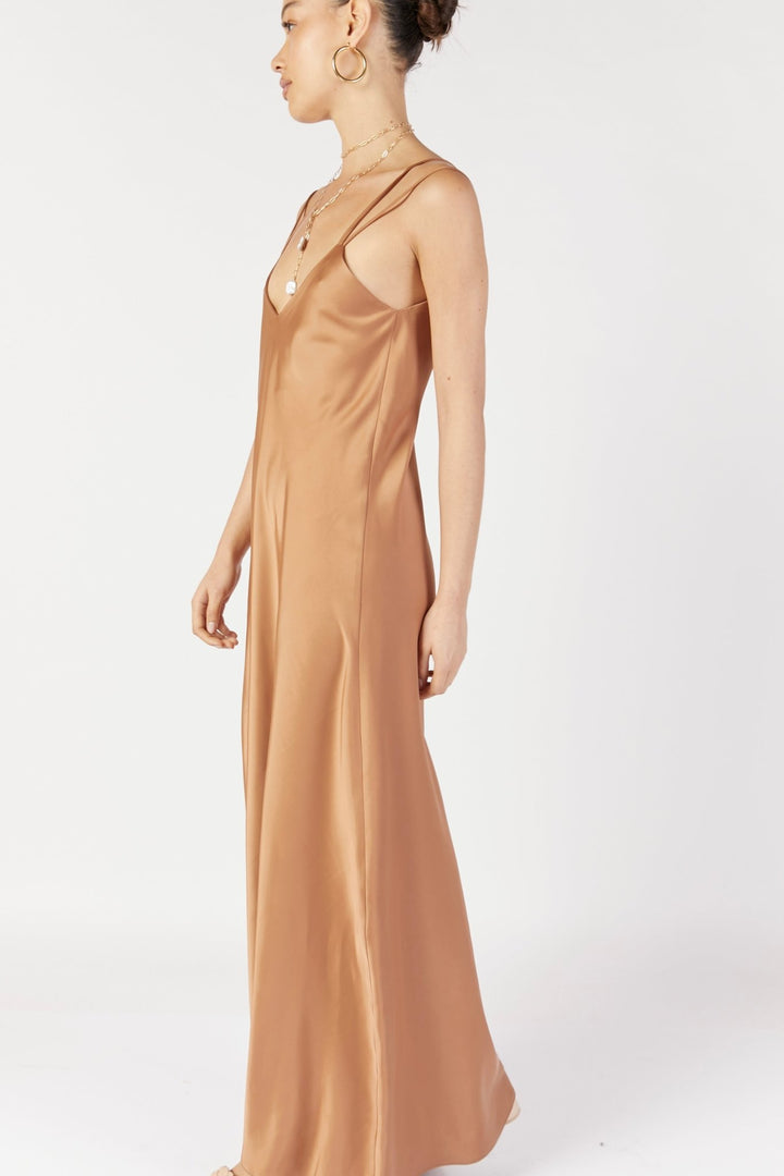 שמלת מקסי סאטן בצבע קאמל - Moi Collection