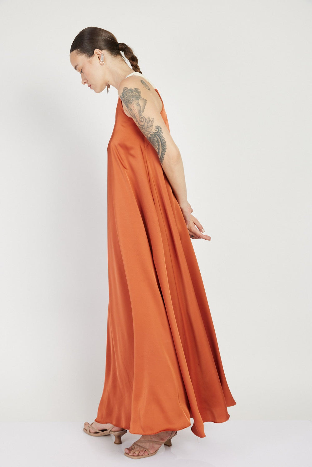 שמלת רודאו וואן שולדר בצבע חמרה - Razili X Noritamy