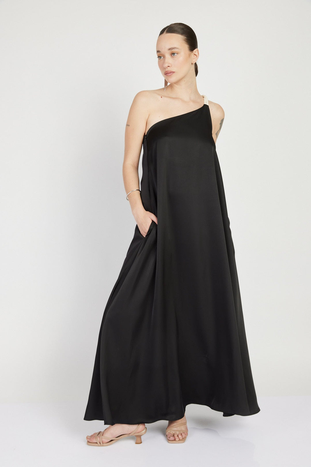 שמלת רודאו וואן שולדר בצבע שחור - Razili X Noritamy