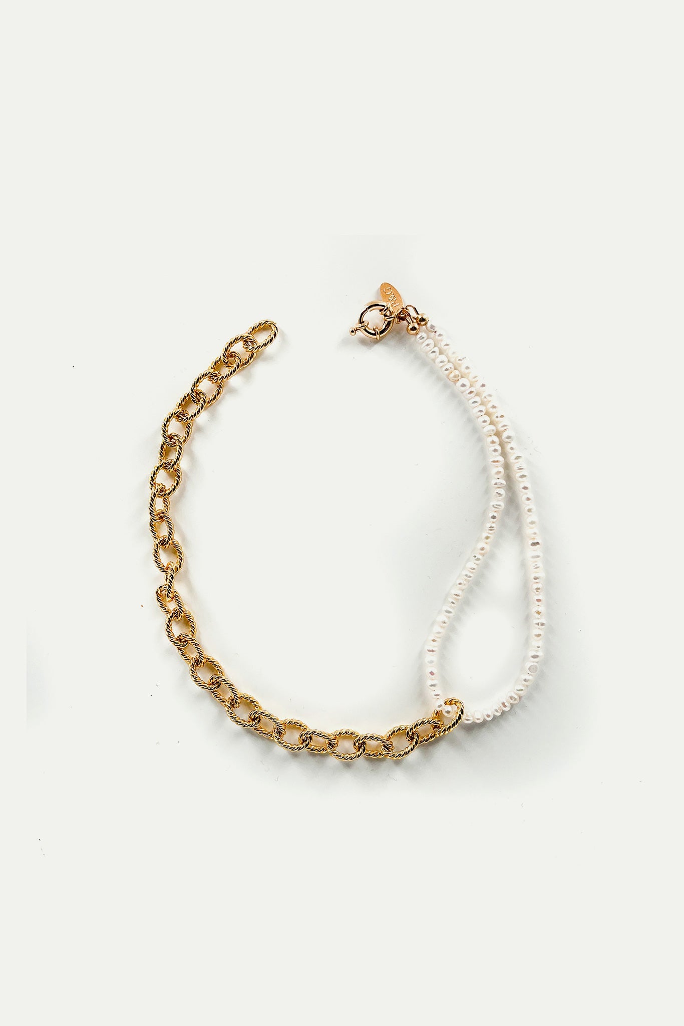 שרשרת PARIS בצבע זהב בשילוב פנינים לבנות - Pearl&Gem