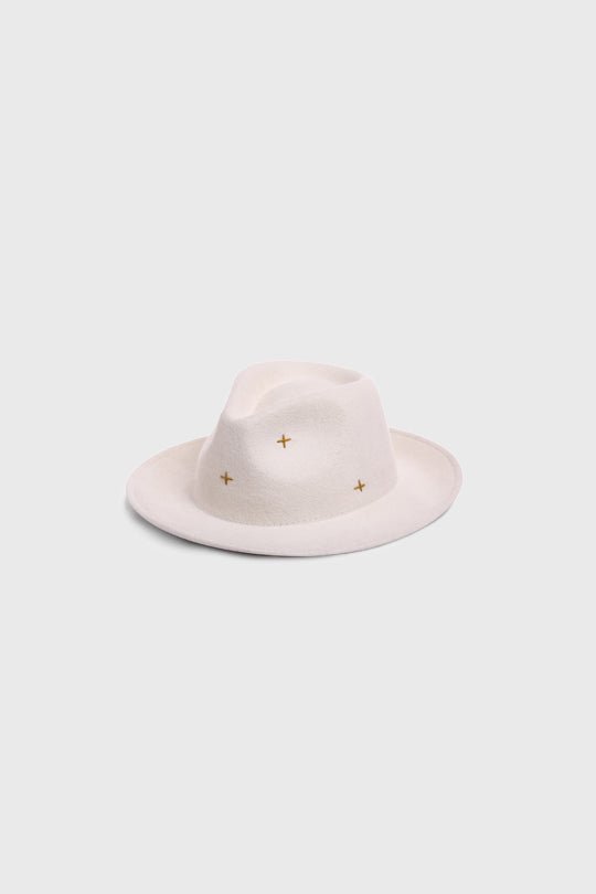כובע עם רקמת איקסים בצבע לבן - Justine