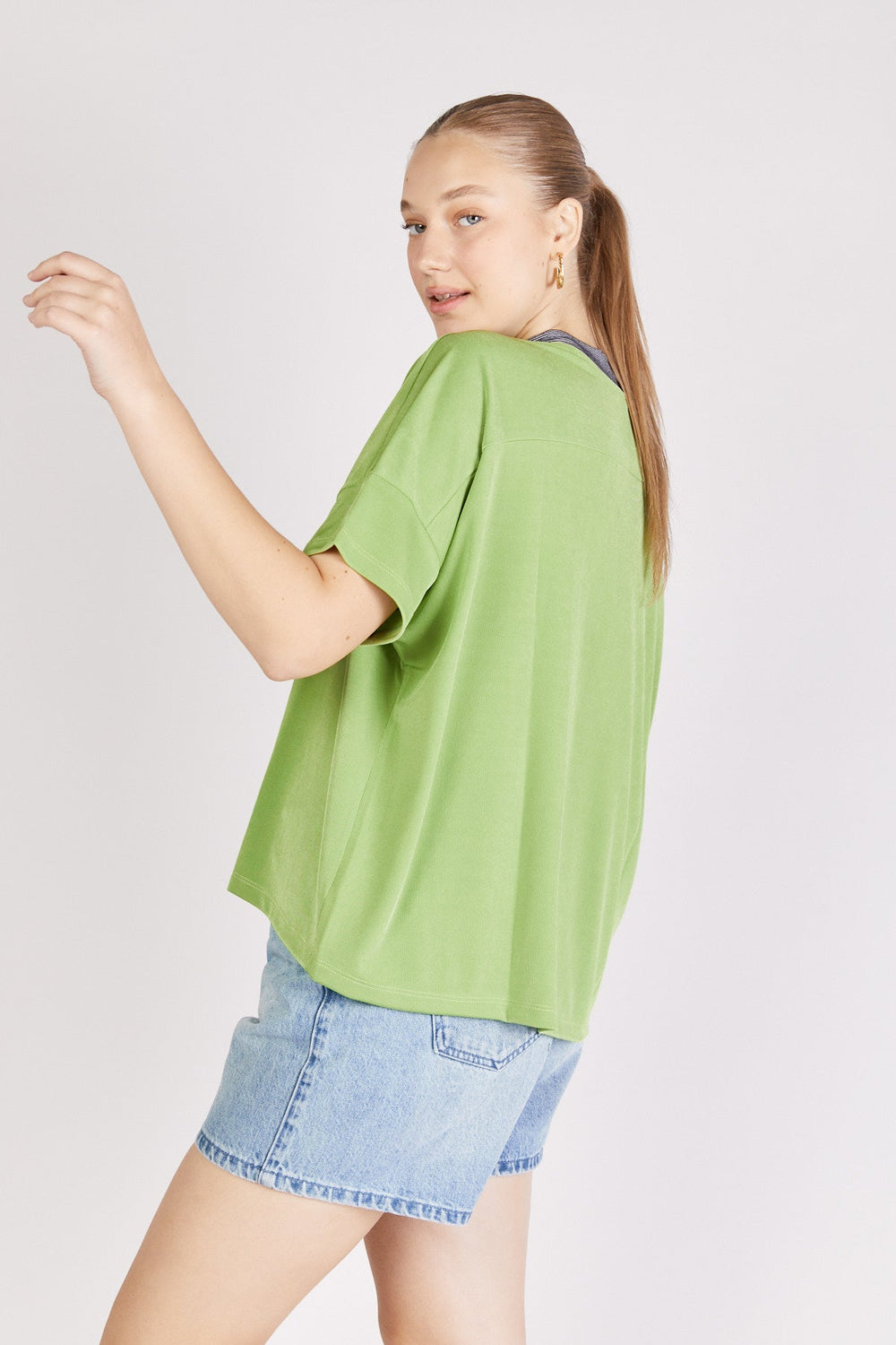 חולצה קצרה ארד בצבע ירוק - Razili Studio