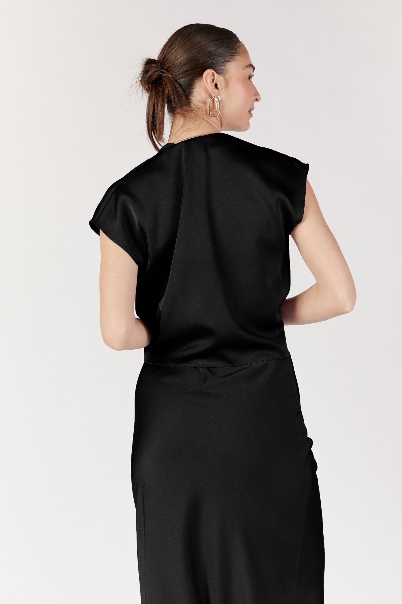 חולצה קצרה רוז בצבע שחור מבריק - M By Maskit