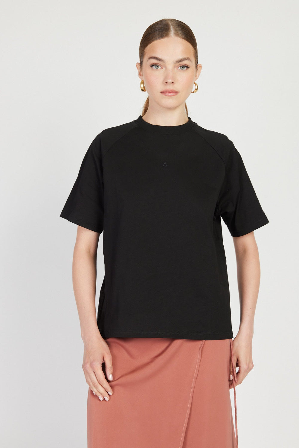 חולצה קצרה סאנסט בצבע שחור - Terra