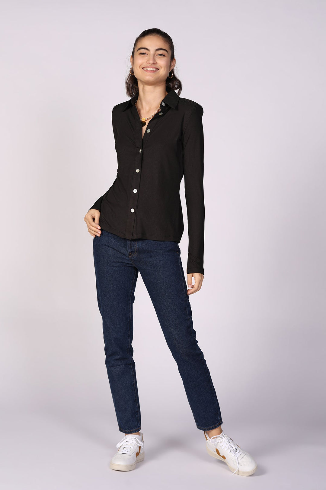 חולצה מכופתרת אן בצבע שחור - Moi Collection