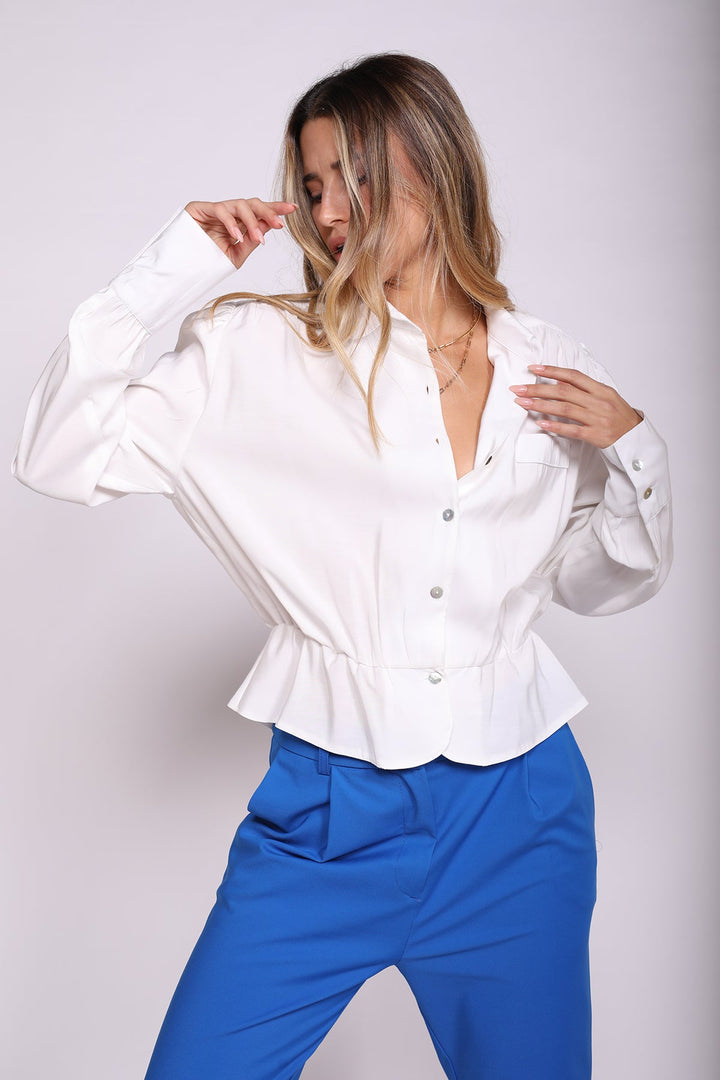 חולצה מכופתרת אלבטינה בצבע לבן - Moi Collection