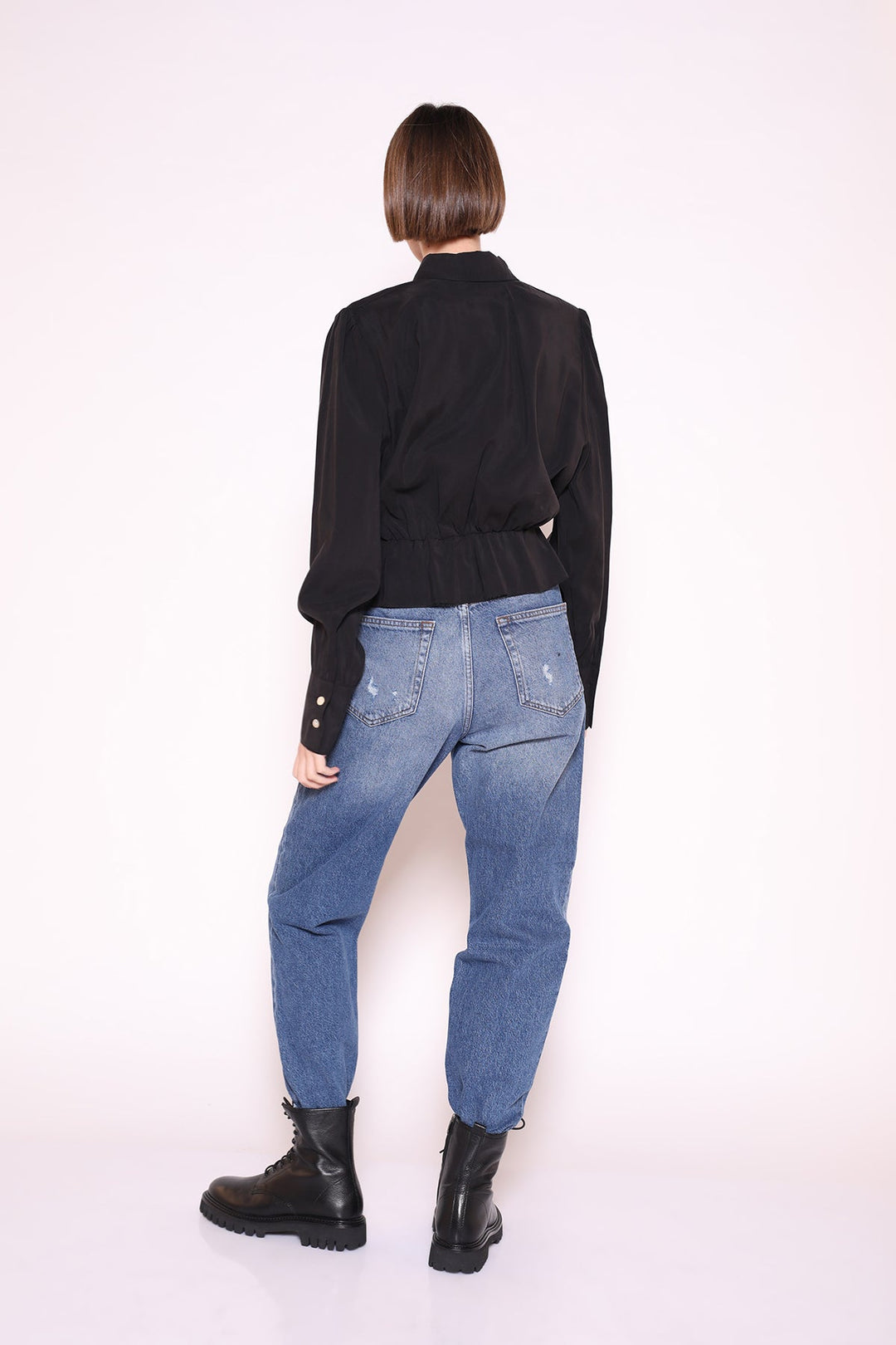 חולצה מכופתרת אלבטינה בצבע שחור - Moi Collection