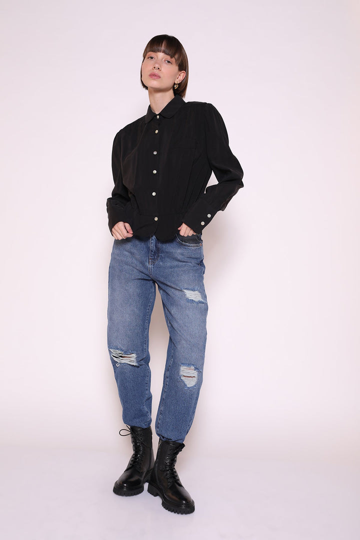 חולצה מכופתרת אלבטינה בצבע שחור - Moi Collection