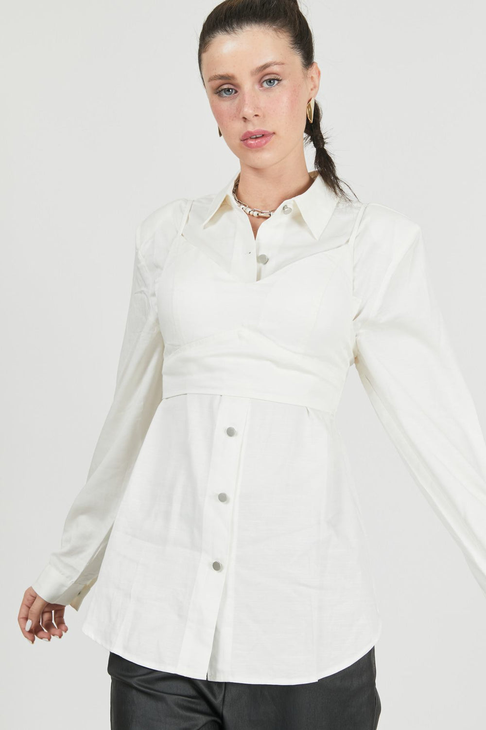 חולצה מכופתרת אריאנה בצבע לבן - Razili Studio