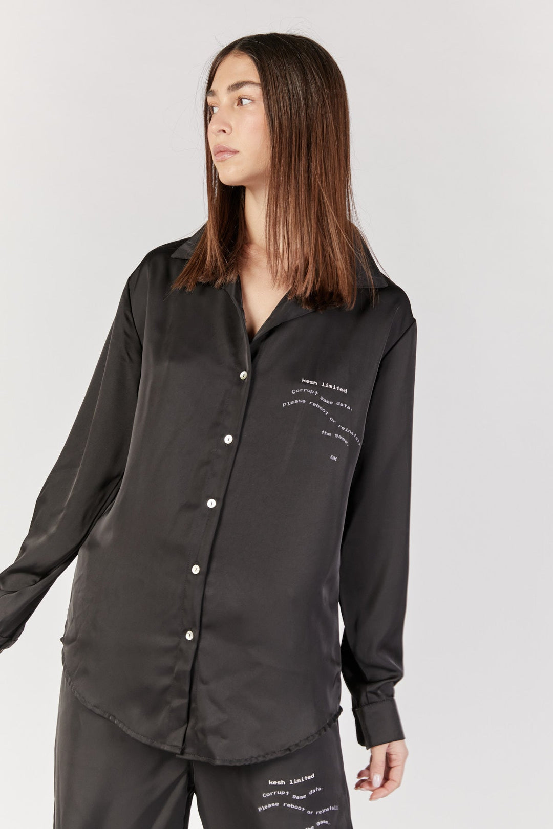 חולצה מכופתרת דיסקונקטד בצבע שחור - Kesh Limited