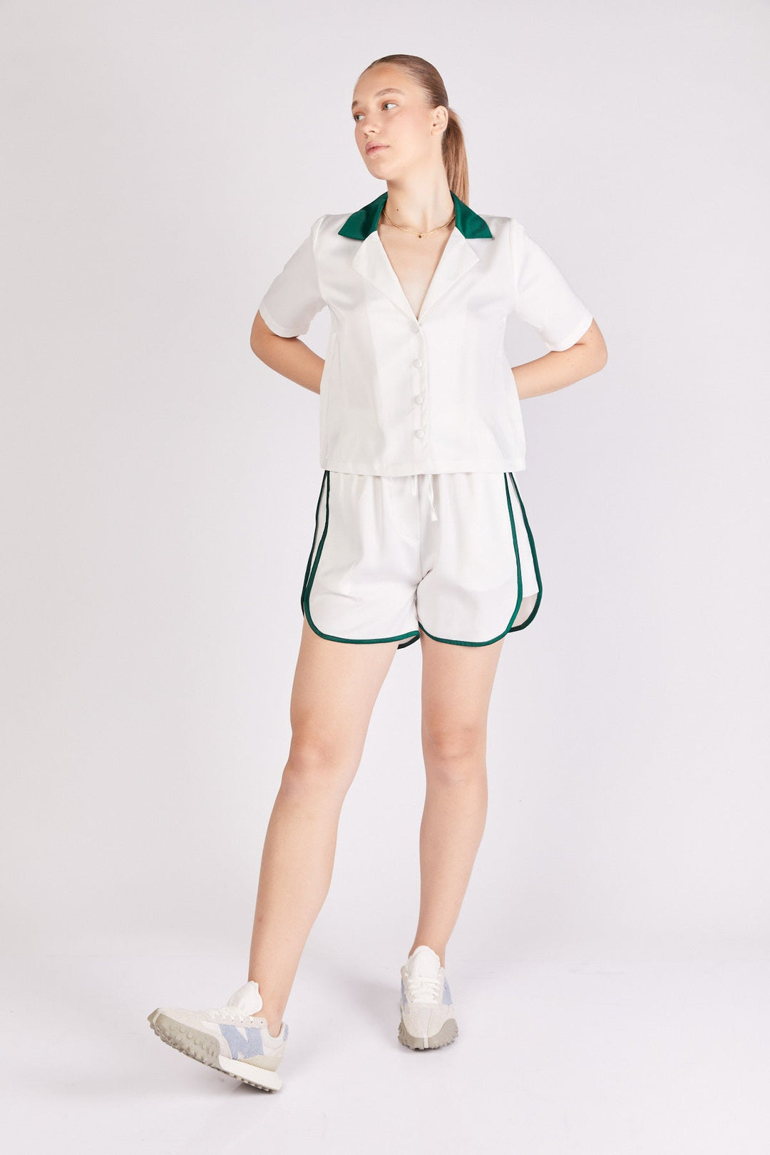 חולצה מכופתרת ג׳ייד בצבע לבן/ירוק - Razili Studio