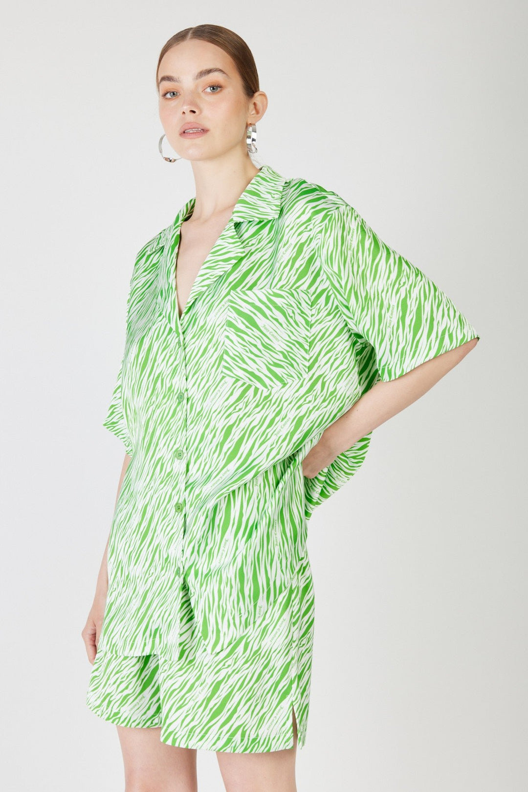 חולצה מכופתרת קצרה Bish בהדפס זברה לבן\ירוק - Juicy Couture