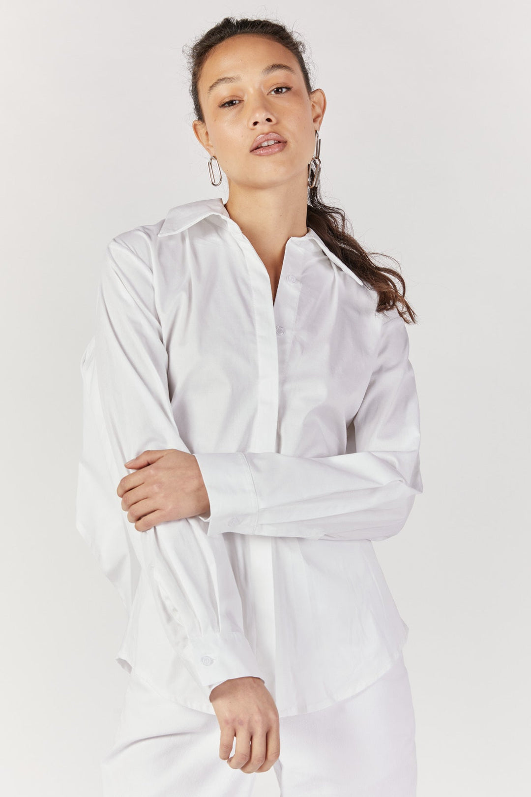 חולצה מכופתרת עם קשירה בצבע לבן - Razili Studio