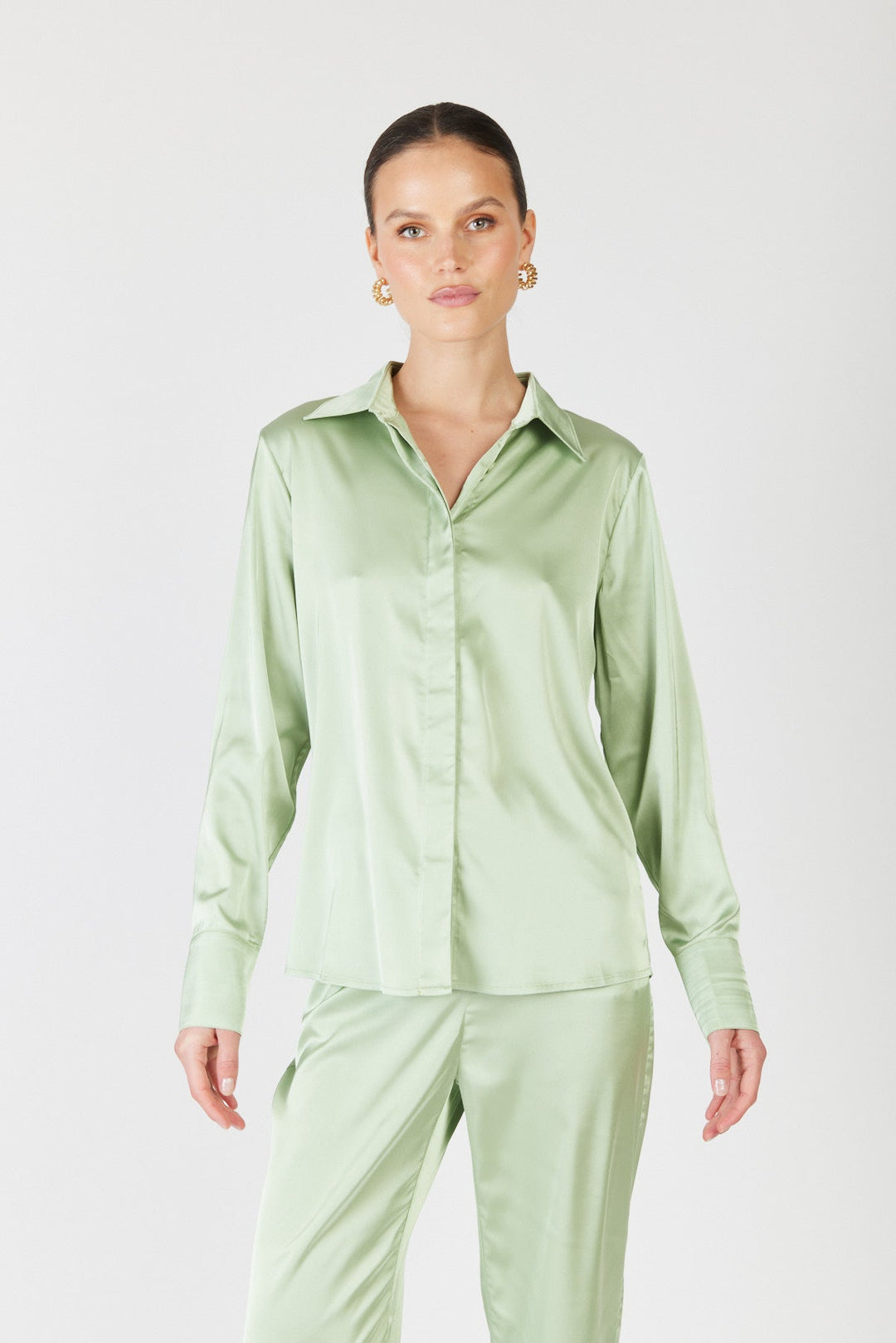 חולצה מכופתרת סאטן פרלה בצבע ירוק - Mother Ofall