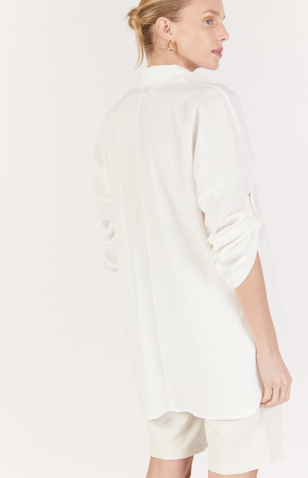 חולצה מכופתרת ספארי בצבע לבן - Dana Sidi