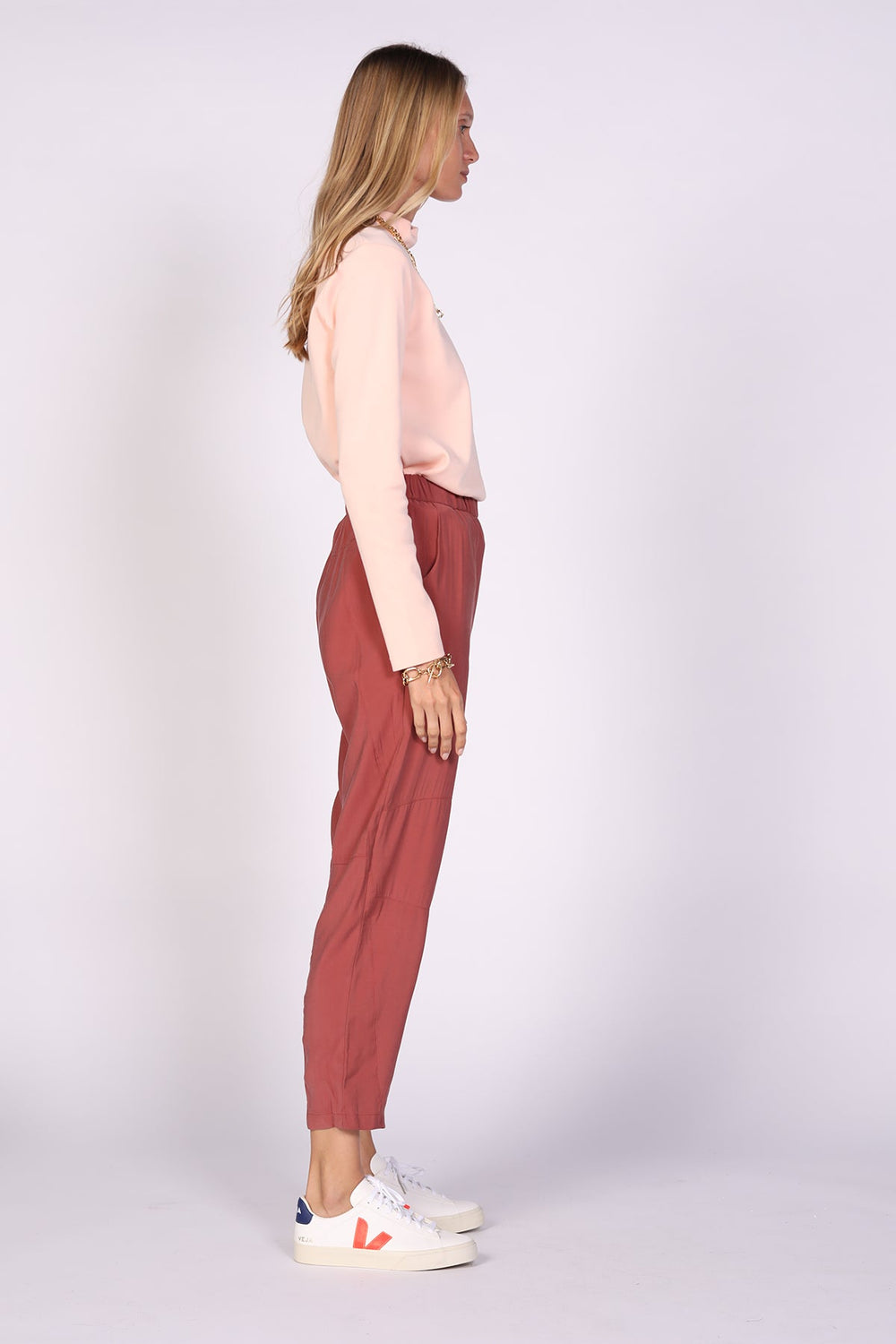 חולצת טאדאו צווארון גבוה בצבע ורוד - Razili Studio