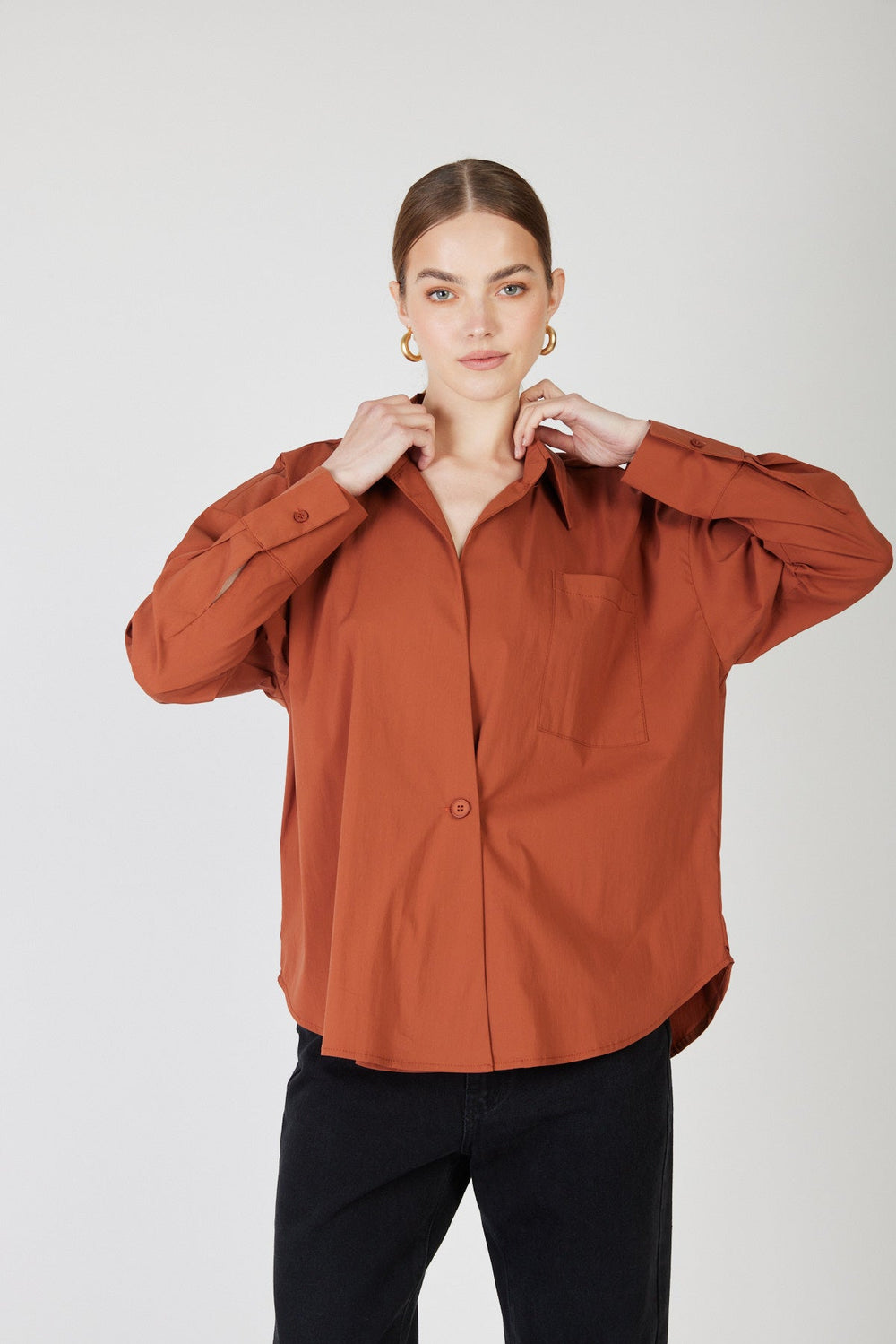 חולצת אובר שירט Air בצבע חום - Razili Studio