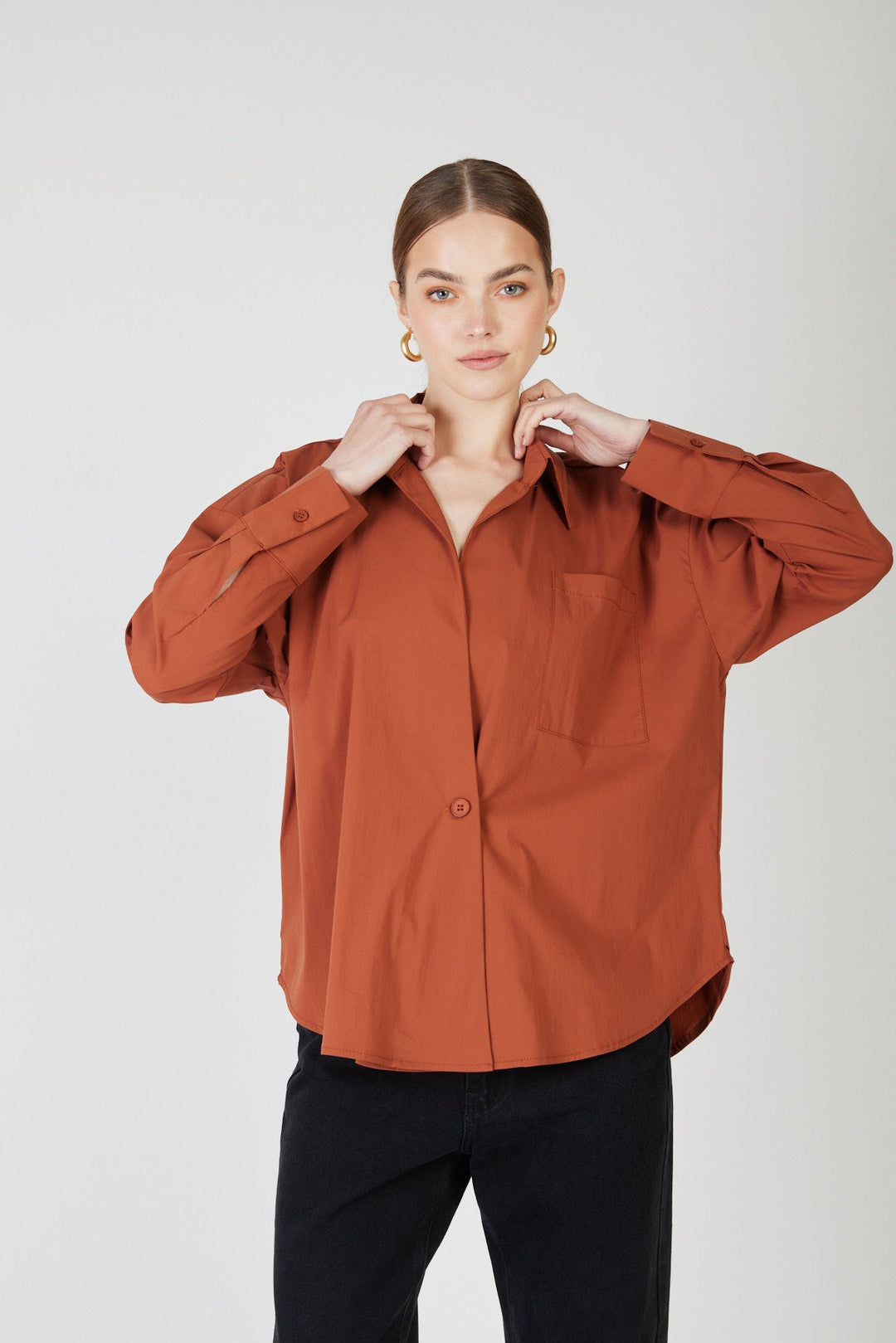 חולצת אובר שירט Air בצבע חום - Razili Studio