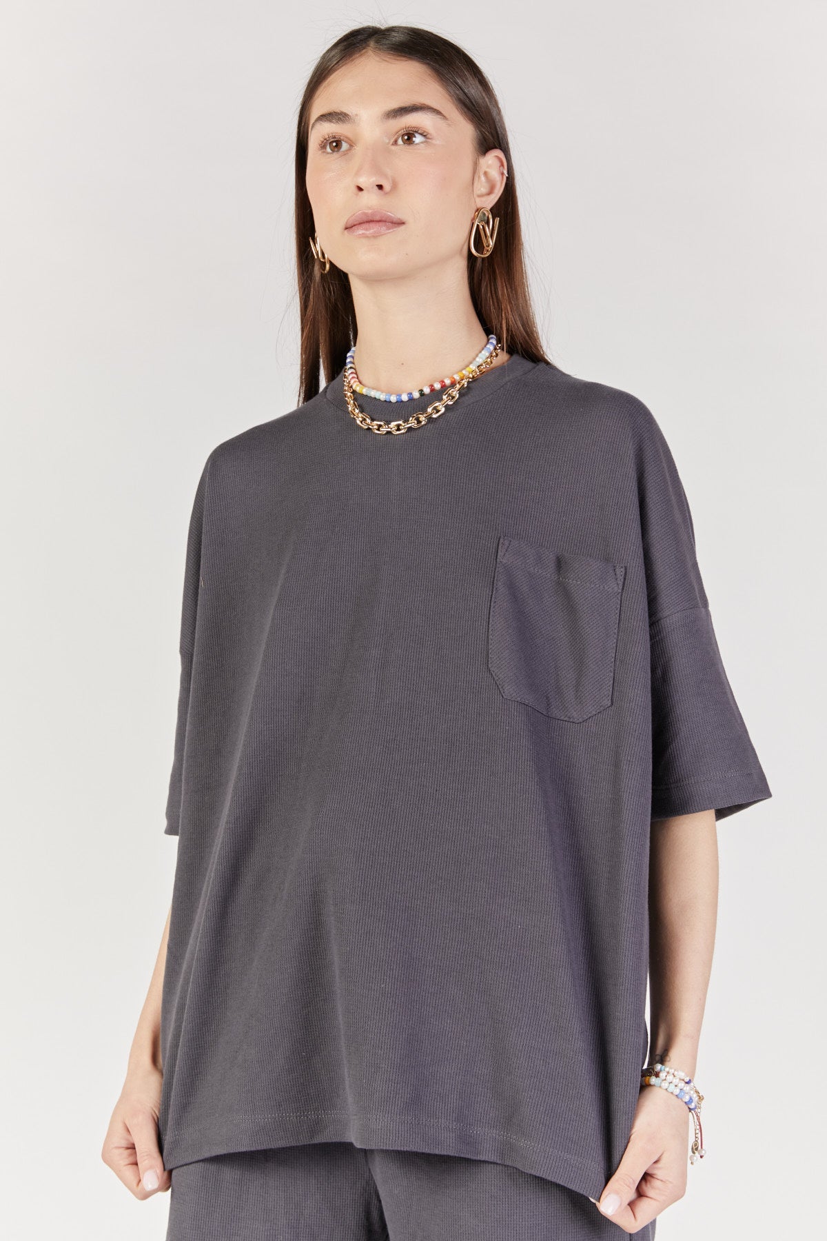 חולצת אוברסייז קצרה ג׳סטין בצבע אפור פלדה - Monochrome