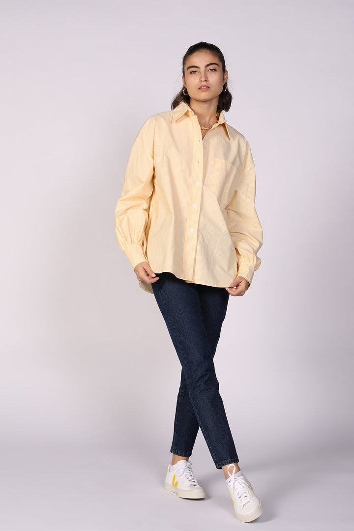 חולצת אוברסייז מכופתרת בצבע צהוב - Razili Studio