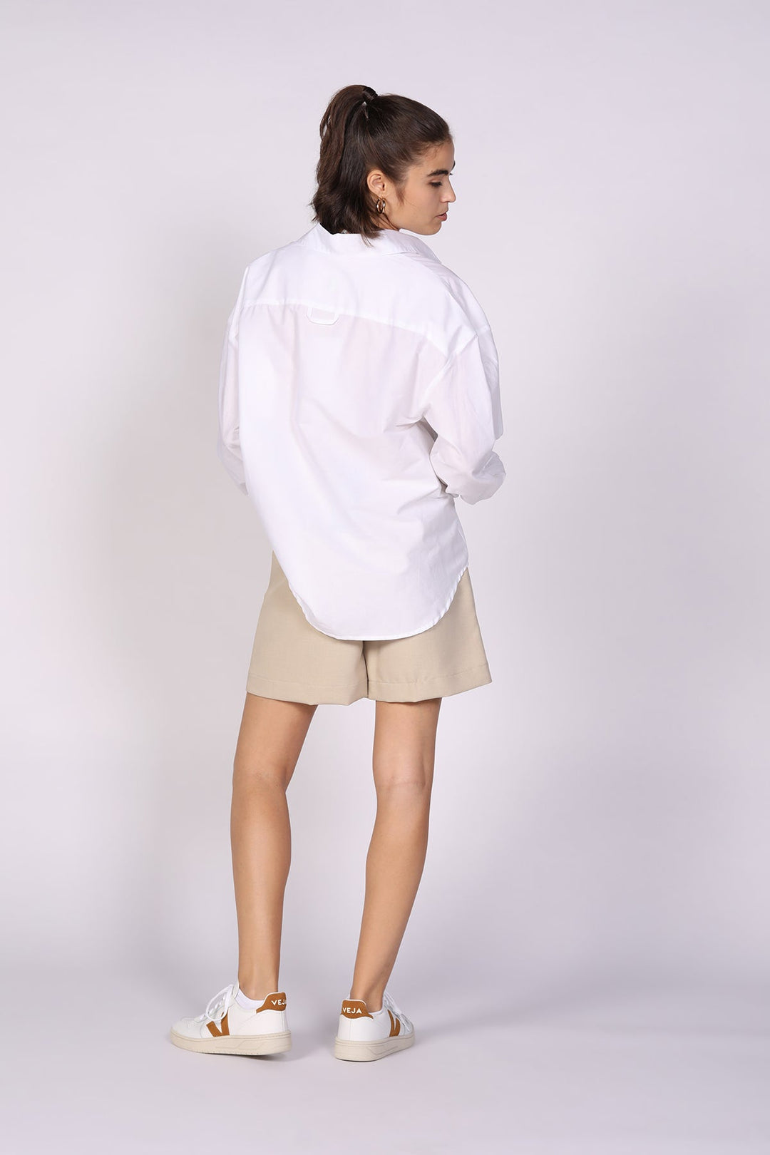 חולצת אוברסייז מכופתרת בצבע לבן - Razili Studio